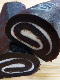 चॉकलेट स्विस रोल (chocolate chips roll recipe in Hindi) रेसिपी मुख्य फोटो