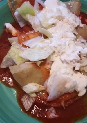 Una foto de Enchiladas con frijoles en salsa de chile guajillo