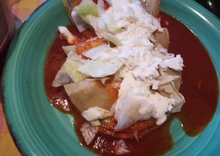 Enchiladas con frijoles en salsa de chile guajillo