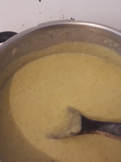 Una foto de Crema de coliflor con patatas y espárragos