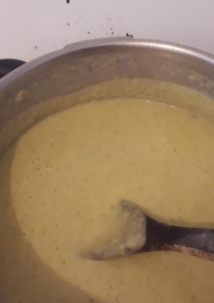 Una foto de Crema de coliflor con patatas y espárragos