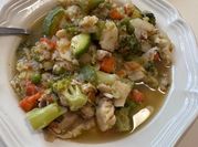Una foto de sopa de verdura
