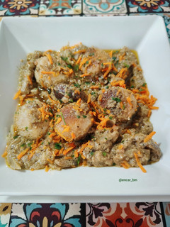 Una foto de Albóndigas con setas en salsa sabor pesto
