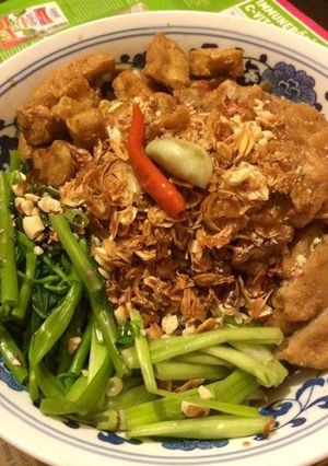 Hình của món Bánh đa cua trộn chả cá.