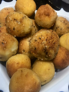 Una foto de Croquetas de bechamel rellenas de 🧀♥️