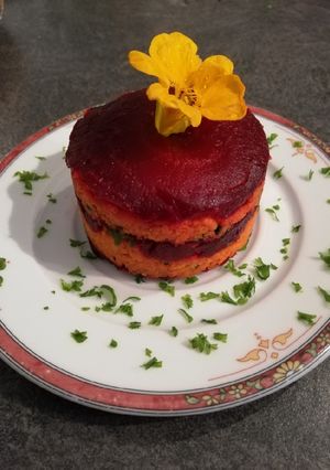 Une photo de Mille feuille de betterave rouge et carottes râpées 😊