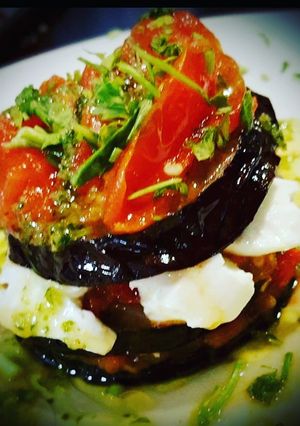 Una foto de Pastel de berenjenas templado con vinagreta de Cilantro
