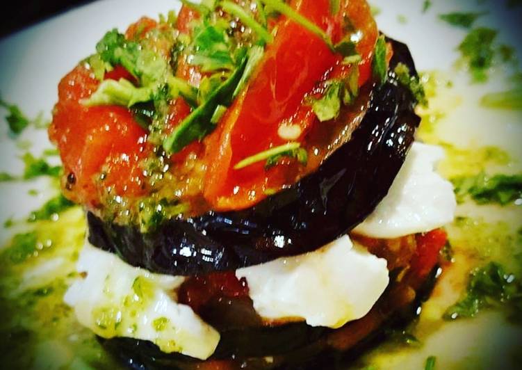 Pastel de berenjenas templado con vinagreta de Cilantro