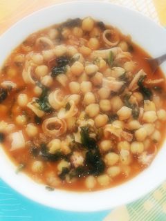 Una foto de Garbanzos con calamares y espinacas