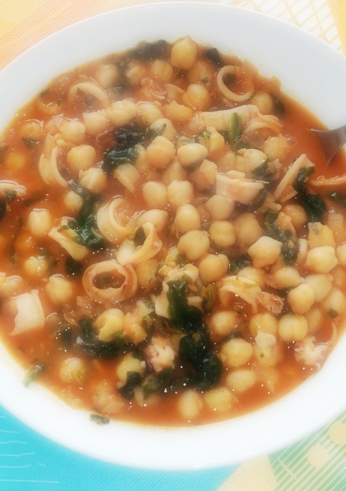 Una foto de Garbanzos con calamares y espinacas