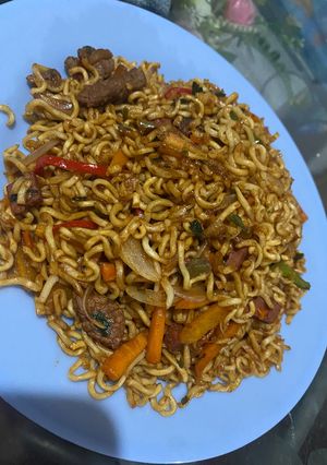Una foto de Tallarines con carne pero con ramen instantáneo