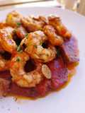 Gambas con panceta curada y piquillos en salsa de Oporto