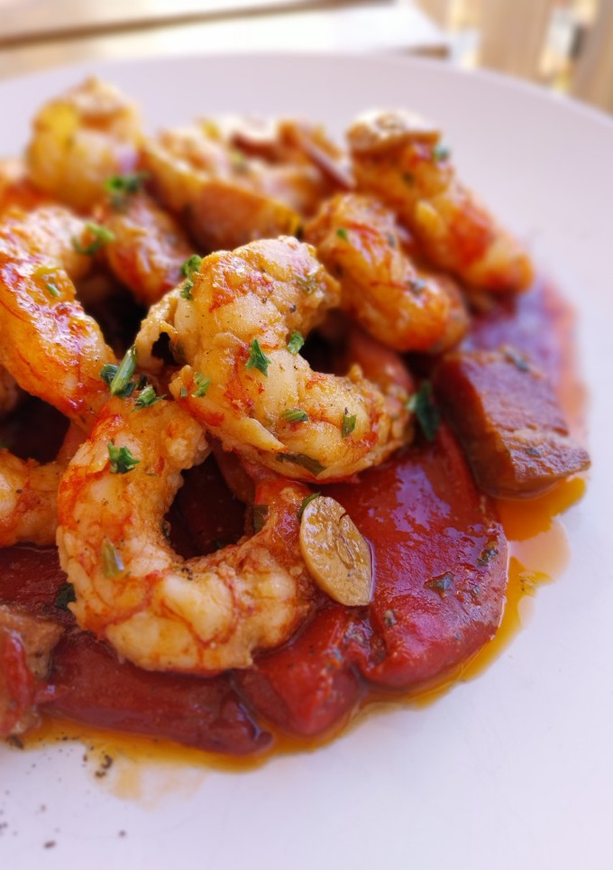 Una foto de Gambas con panceta curada y piquillos en salsa de Oporto