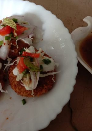 A picture of Aloo tikki chaat.