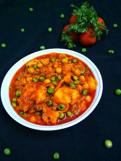 আলু মটর কারি রেসিপির প্রধান ছবি