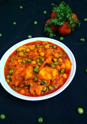 আলু মটর কারি রেসিপির প্রধান ছবি