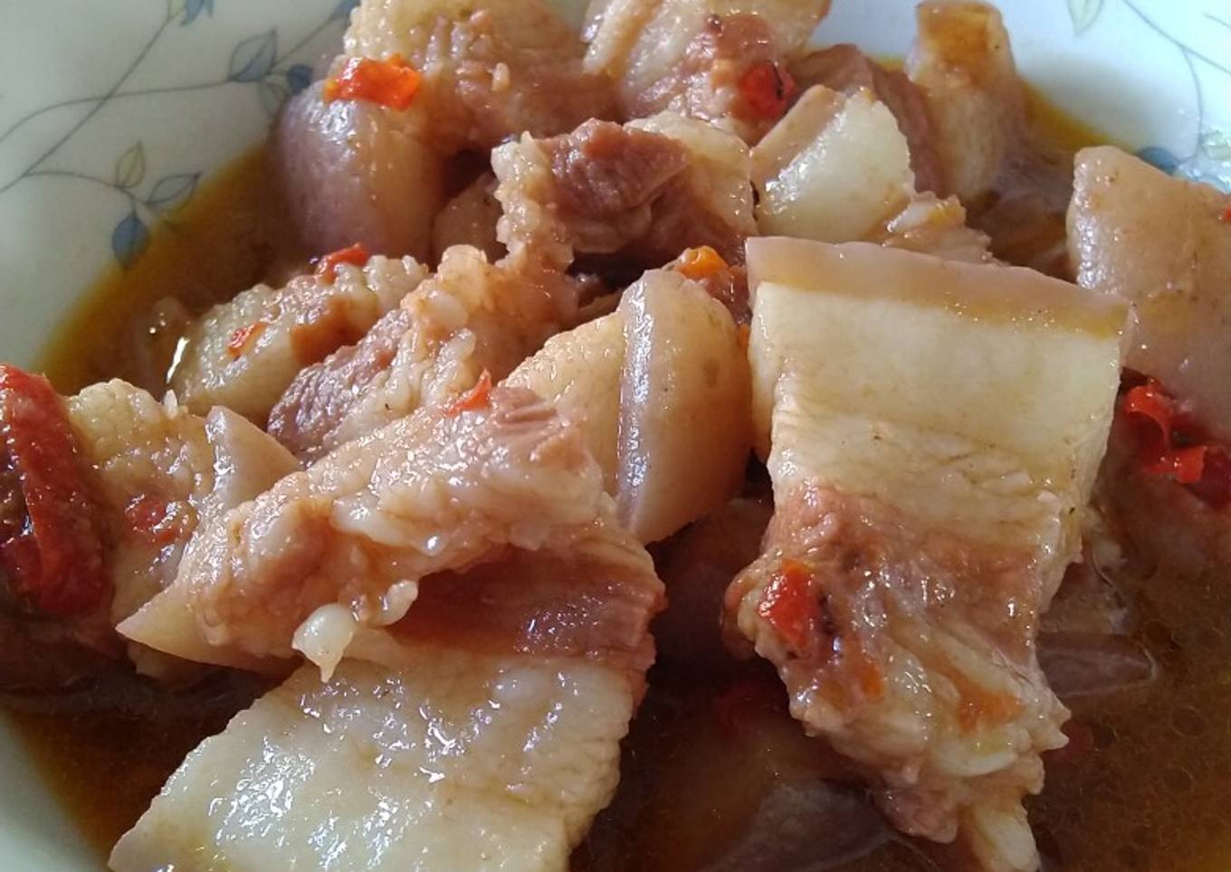 Babi sera asem (terasi asam)
