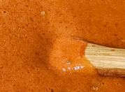 Una foto de pollo en salsa roja