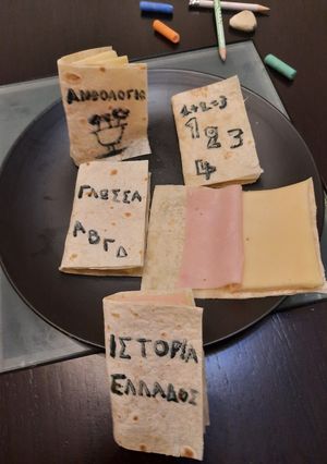 Φωτογραφία της συνταγής Σχολικά βιβλία σε τορτίγια με καπνιστή γαλοπούλα και Γκούντα