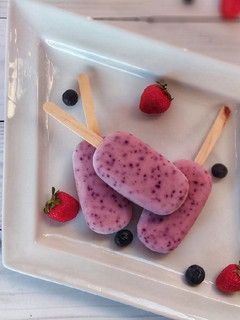 Una foto de Helado de yogurt, frutillas y arándanos 🍓🫐