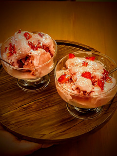 عکسی از دستور بستنی ماست توت فرنگی🍨🍓