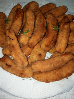 A picture of Deep fried green bananas.