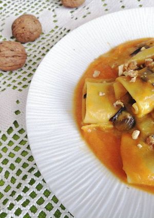 Foto di Paccheri zucca, radicchio e noci