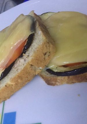 Una foto de Tostadas con berenjena y tomate