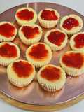 Mini tartas de queso y chocolate blanco con mermelada de fresa