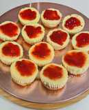 Mini tartas de queso y chocolate blanco con mermelada de fresa