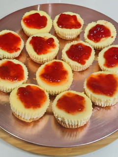 Una foto de Mini tartas de queso y chocolate blanco con mermelada de fresa