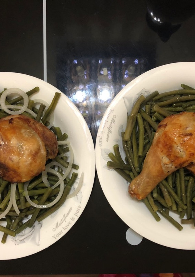 Una foto de Pollo con habichuelas