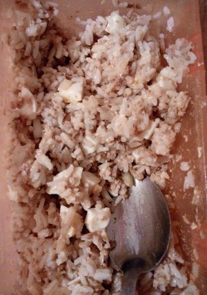 Una foto de Arroz con atún, huevo y cebolla