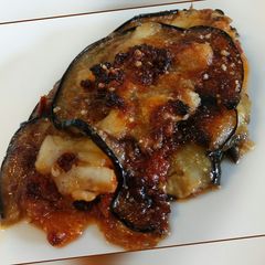 A picture of Tortino di melanzana, mozzarella e pomodori secchi.