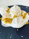 Meringhe con crema chantilly allo yogurt e passion fruit
