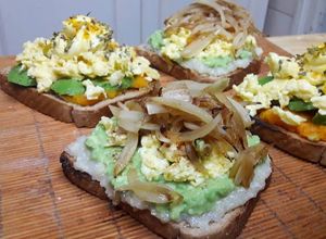 Una foto de Avocado toast (almuerzo saludable) 🥪