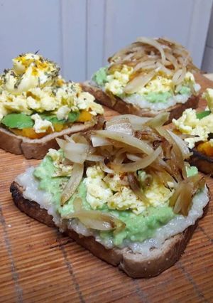 Una foto de Avocado toast (almuerzo saludable) 🥪