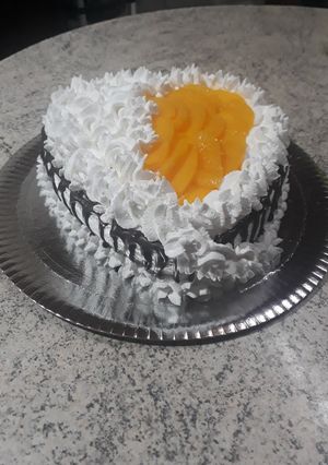 Una foto de Torta de chocolate con chantilly y duraznos ❤