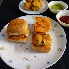 A picture of Maharashtra famous vadapav.