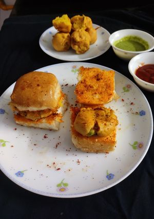 A picture of Maharashtra famous vadapav.
