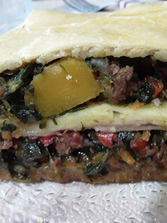Una foto de Tarta de verduras, carne, jamón y queso!!💣