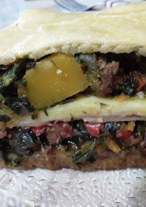 Una foto de Tarta de verduras, carne, jamón y queso!!💣