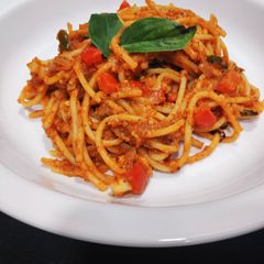A picture of Spaghetti in Arabiatta sauce.
