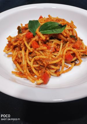 A picture of Spaghetti in Arabiatta sauce.