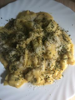 Una foto de 146. Tortellini de espinacas con salsa de calabaza a los 4 quesos (principal pasta)