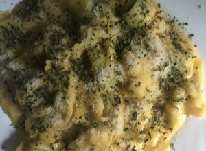 Una foto de 146. Tortellini de espinacas con salsa de calabaza a los 4 quesos (principal pasta)