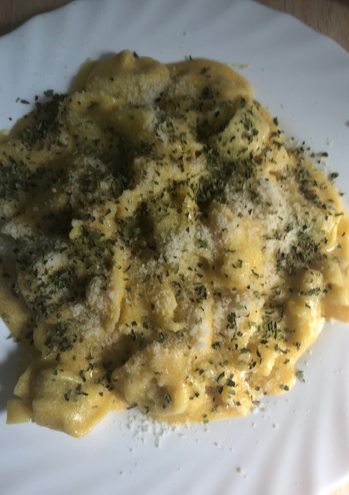 Una foto de 146. Tortellini de espinacas con salsa de calabaza a los 4 quesos (principal pasta)