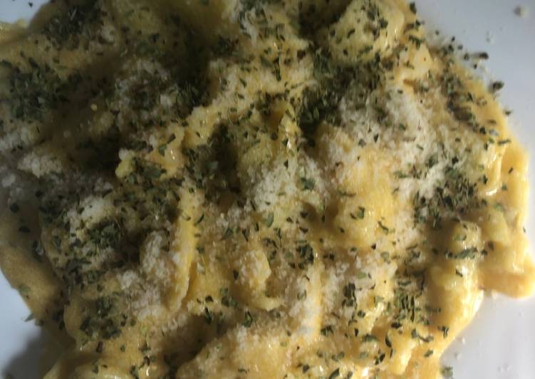 Tortellini de espinacas con salsa de calabaza a los 4 quesos