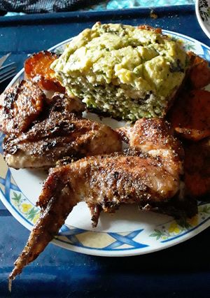 Una foto de Budín de lechuga con alitas de pollo y boniato zanahoria!!!!😋😋