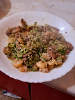 Una foto de Tiras de calabacín con gambas y champiñones